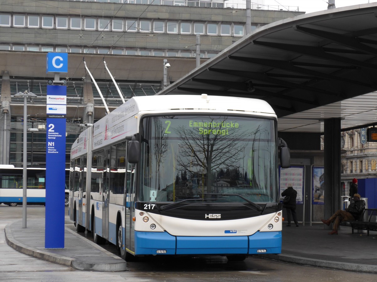 (148'910) - VBL Luzern - Nr. 217 - Hess/Hess Gelenktrolleybus am 16. Februar 2014 beim Bahnhof Luzern