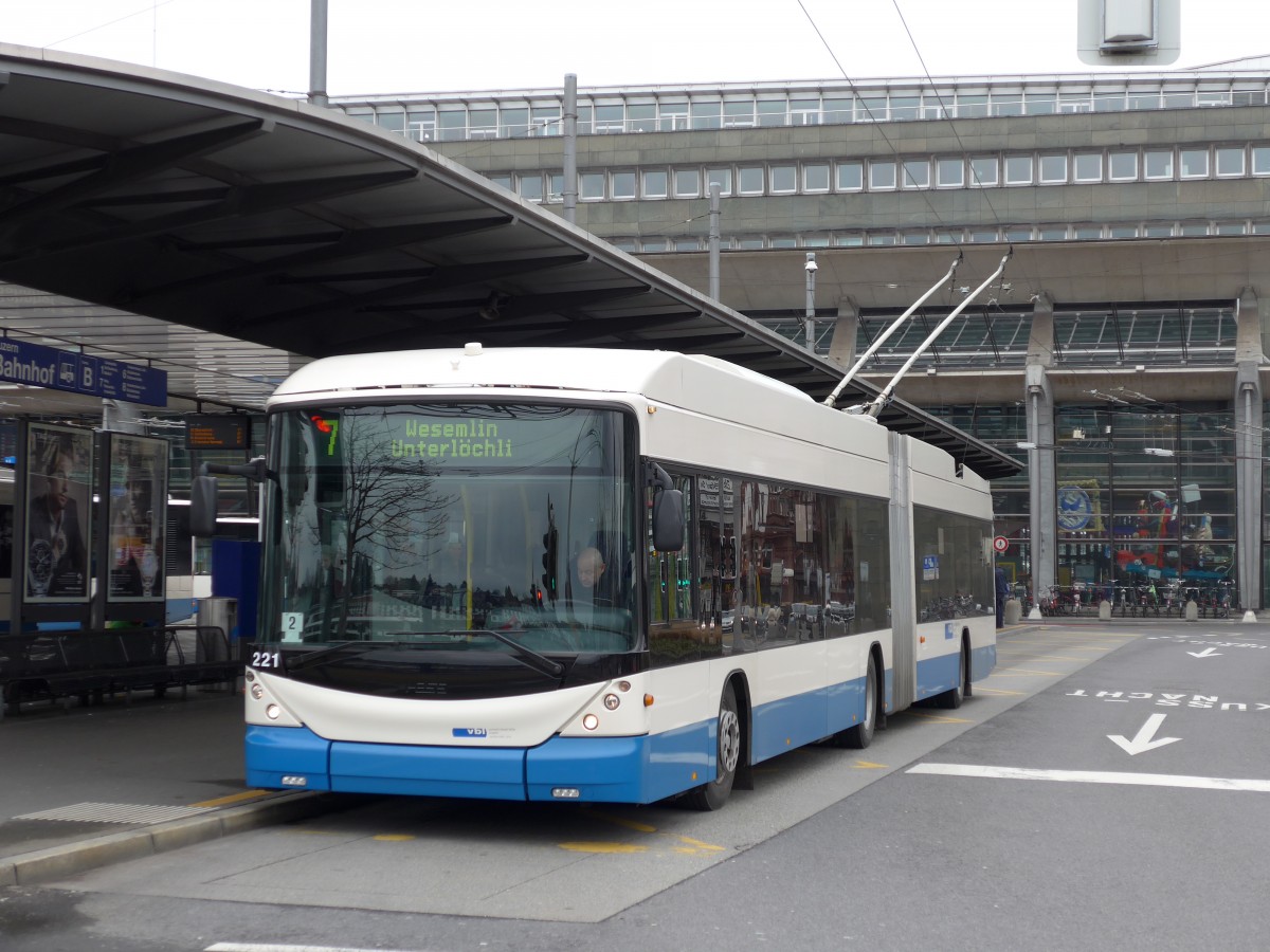 (148'944) - VBL Luzern - Nr. 221 - Hess/Hess Gelenktrolleybus am 16. Februar 2014 beim Bahnhof Luzern