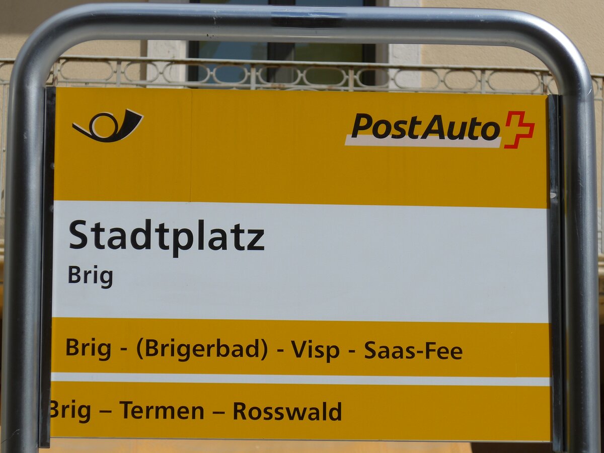 (149'681) - PostAuto-Haltestellenschild - Brig, Stadtplatz - am 20. April 2014