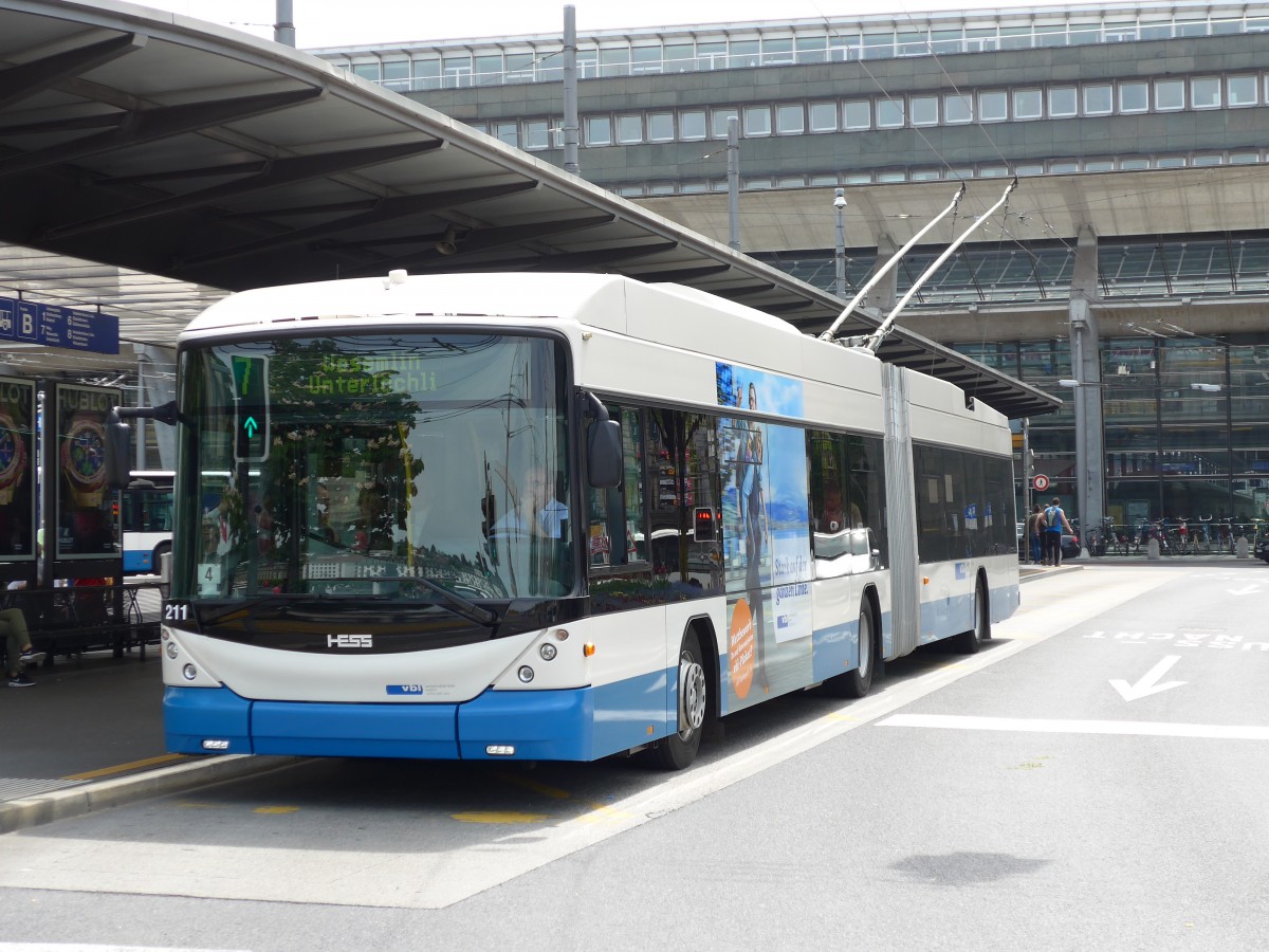 (150'602) - VBL Luzern - Nr. 211 - Hess/Hess Gelenktrolleybus am 10. Mai 2014 beim Bahnhof Luzern