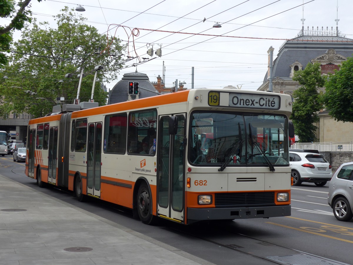 (150'852) - TPG Genve - Nr. 682 - NAW/Hess Gelenktrolleybus am 26. Mai 2014 in Genve, Place des Vingt-Deux-Cantons