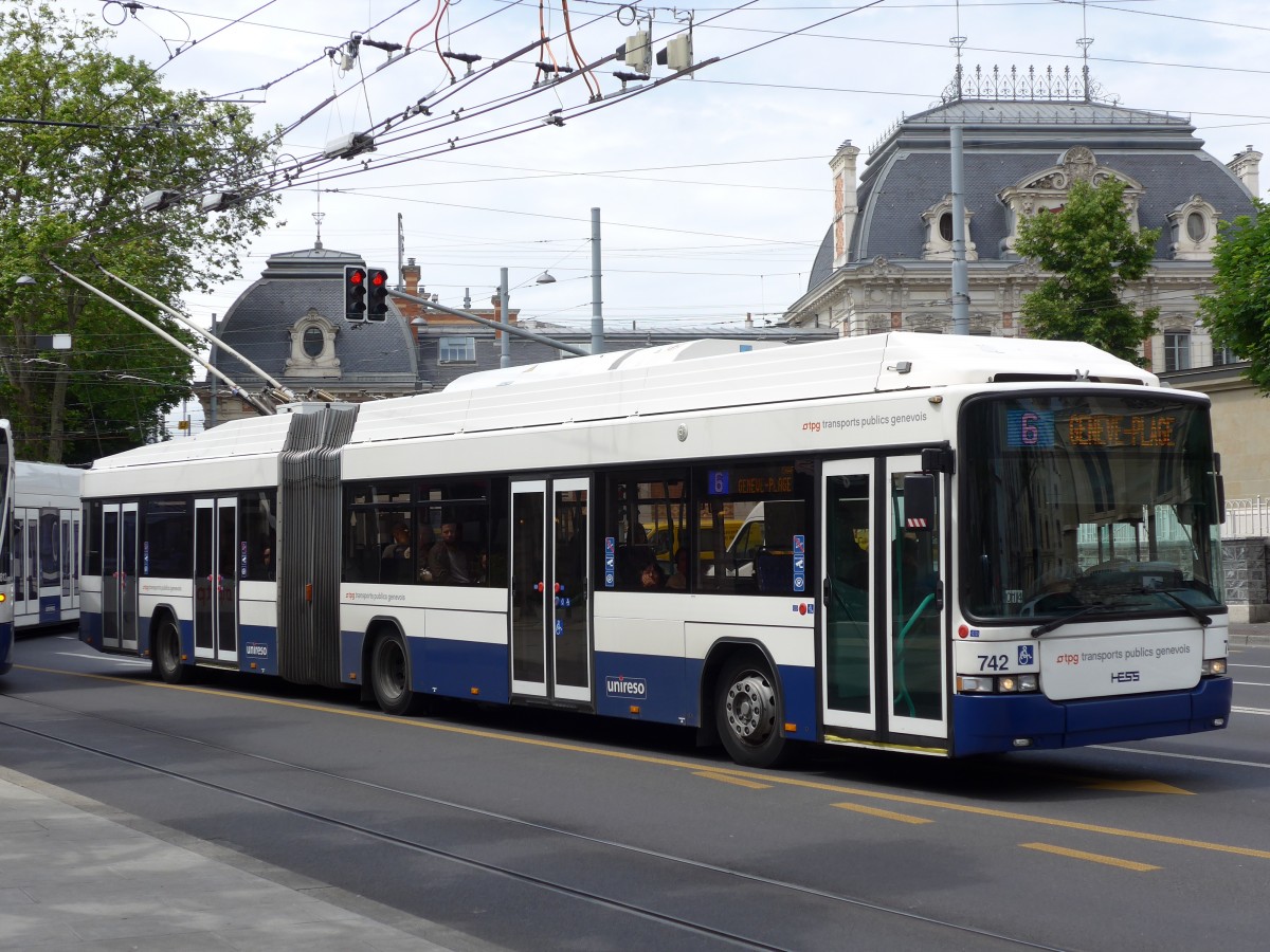 (150'871) - TPG Genve - Nr. 742 - Hess/Hess Gelenktrolleybus am 26. Mai 2014 in Genve, Place des Vingt-Deux-Cantons