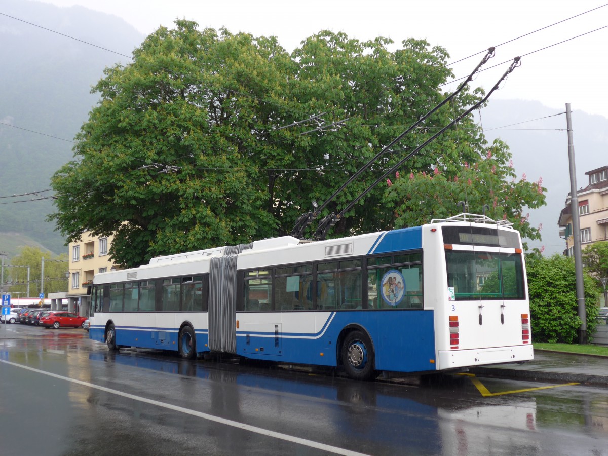 (150'908) - VMCV Clarens - Nr. 3 - Van Hool Gelenktrolleybus am 26. Mai 2014 beim Bahnhof Villeneuve