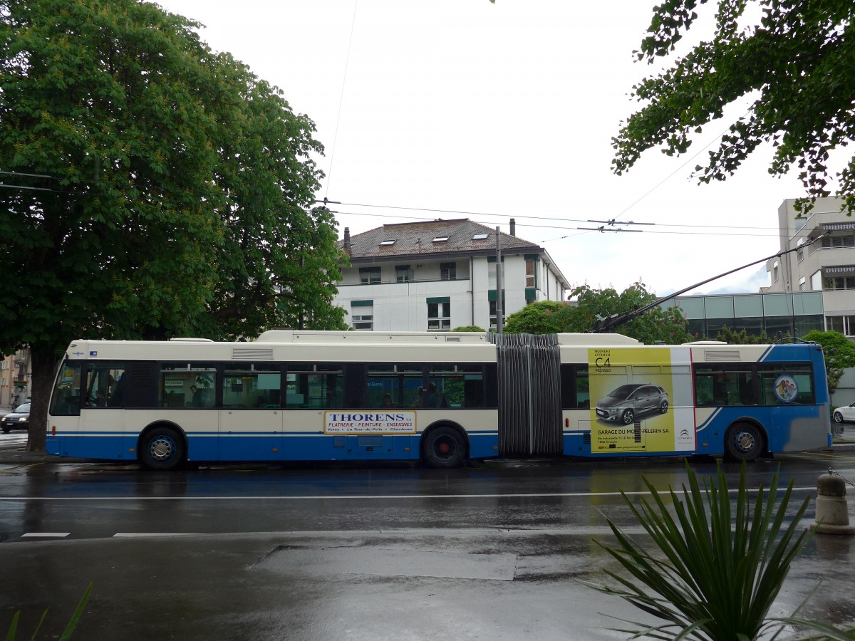 (150'914) - VMCV Clarens - Nr. 5 - Van Hool Gelenktrolleybus am 26. Mai 2014 beim Bahnhof Villeneuve