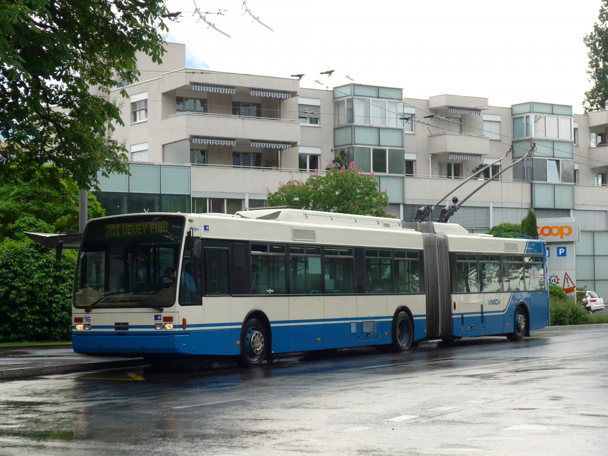 (150'919) - VMCV Clarens - Nr. 16 - Van Hool Gelenktrolleybus am 26. Mai 2014 beim Bahnhof Villeneuve