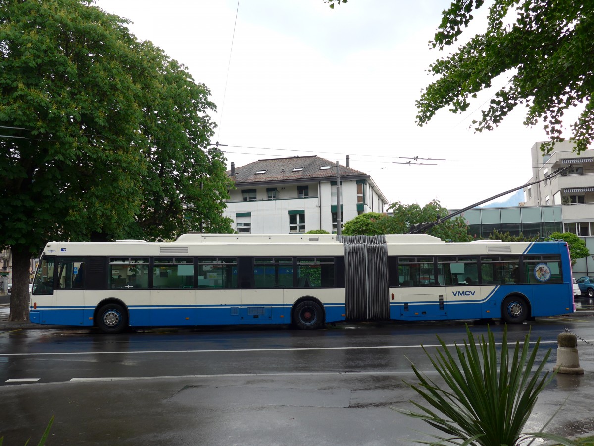 (150'920) - VMCV Clarens - Nr. 16 - Van Hool Gelenktrolleybus am 26. Mai 2014 beim Bahnhof Villeneuve