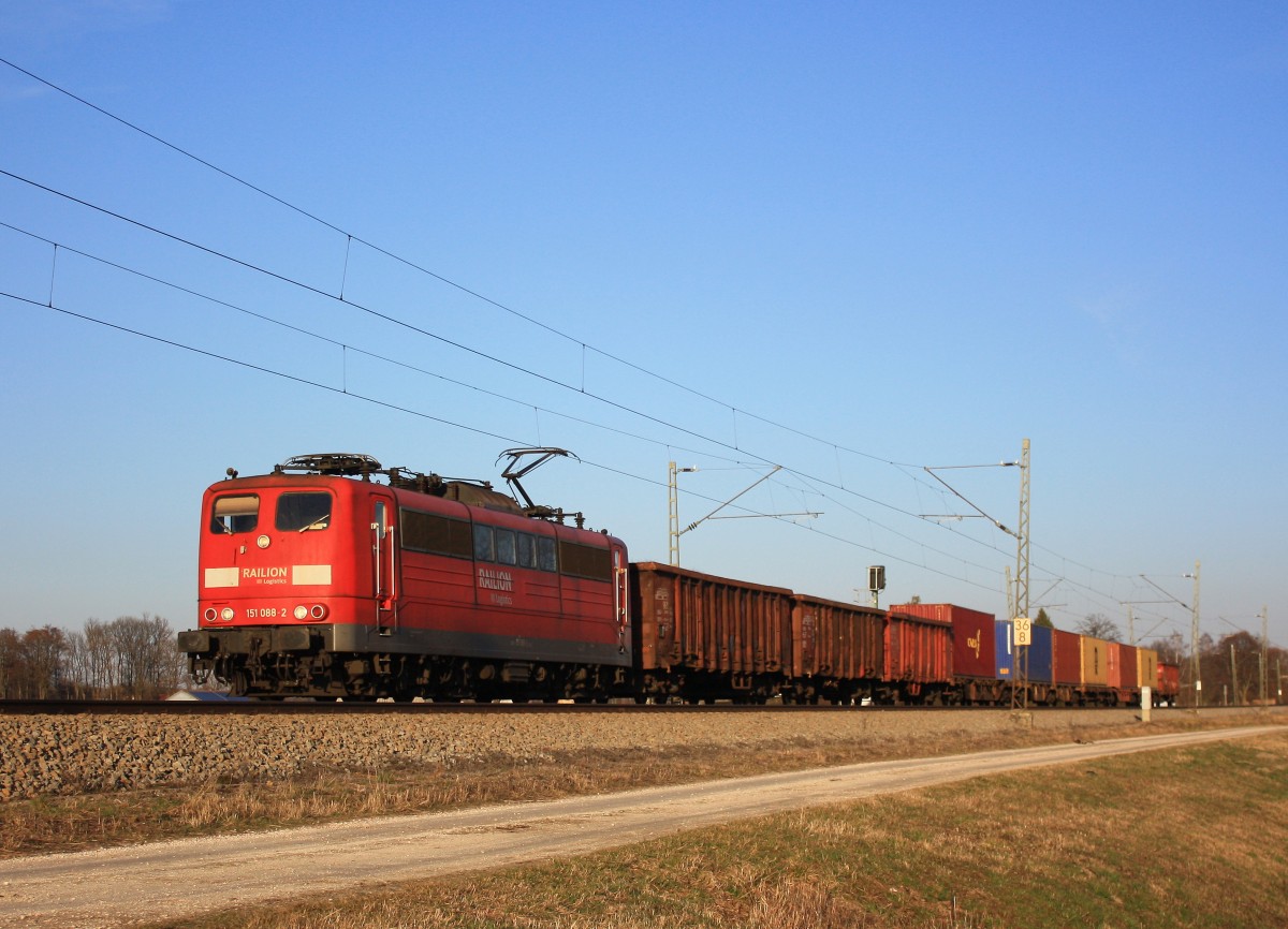 151 088-2 war am 28. Februar 2014 bei bersee in Richtung Mnchen unterwegs.