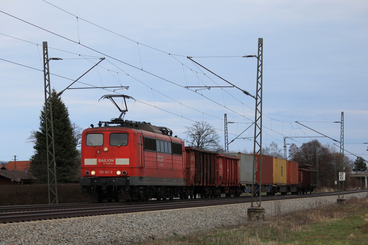 151 141-9 aus Salzburg kommend am 12. April 2013 bei �bersee am Chiemsee.