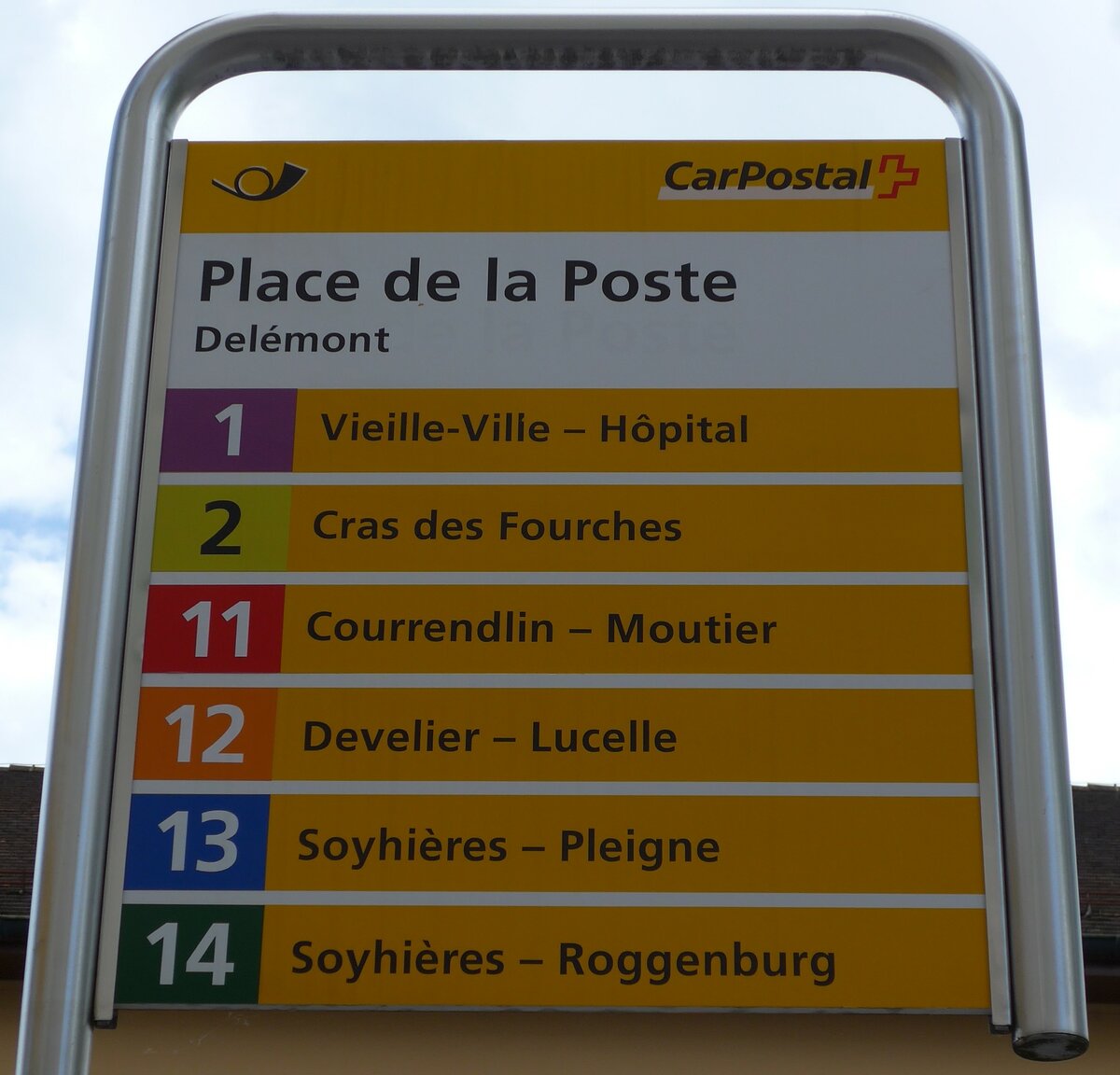 (151'054) - PostAuto-Haltestellenschild - Delmont, Place de la Poste - am 29. Mai 2014