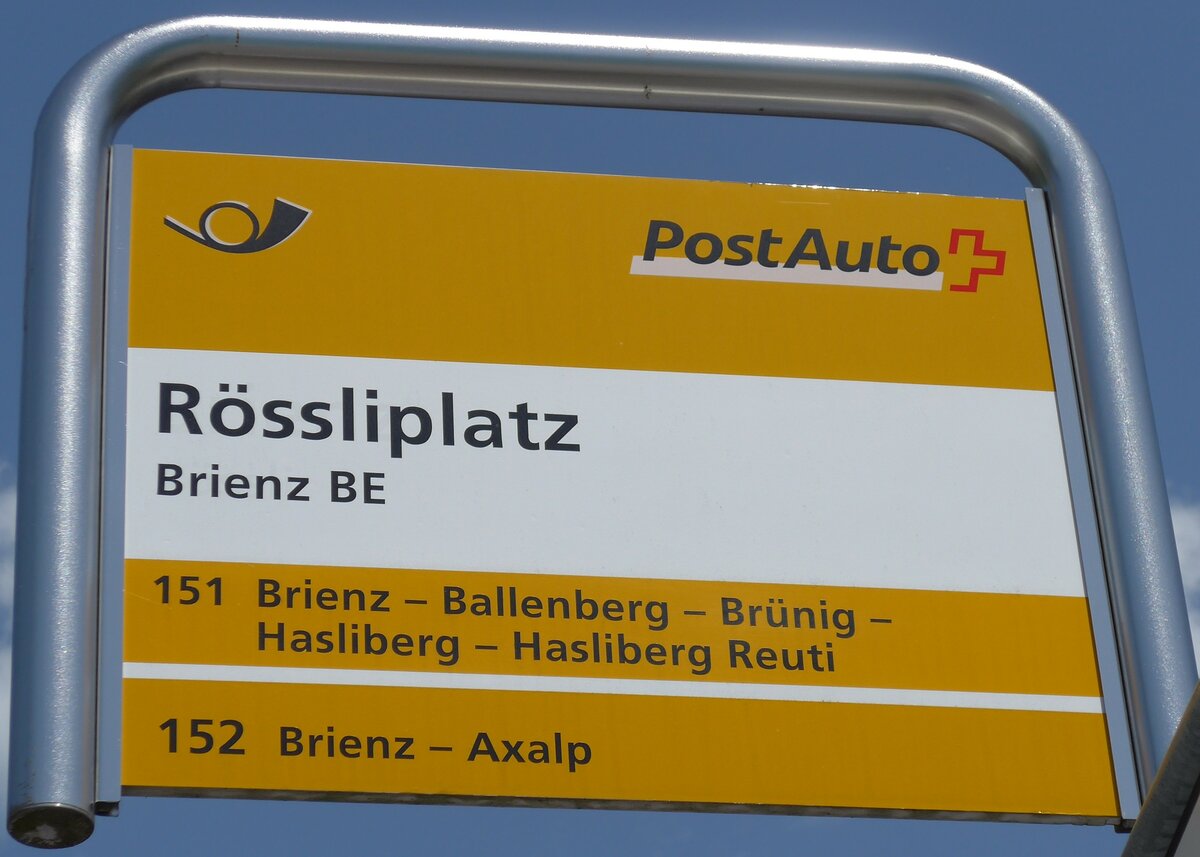 (151'383) - PostAuto-Haltestellenschild - Brienz BE, Rssliplatz - am 8. Juni 2014