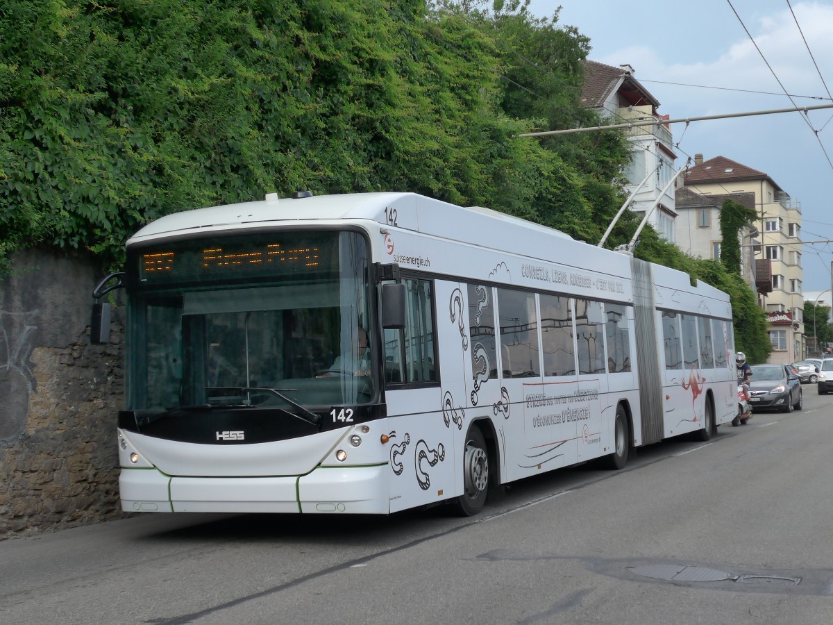 (151'515) - transN, La Chaux-de-Fonds - Nr. 142 - Hess/Hess Gelenktrolleybus (ex TN Neuchtel Nr. 142) am 12. Juni 2014 beim Bahnhof Neuchtel