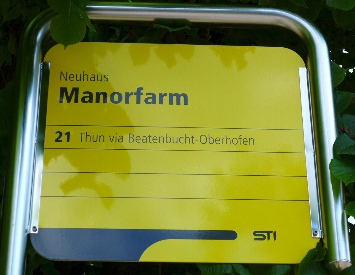 (151'843) - STI-Haltestellenschild - Neuhaus, Manorfarm - am 25. Juni 2014