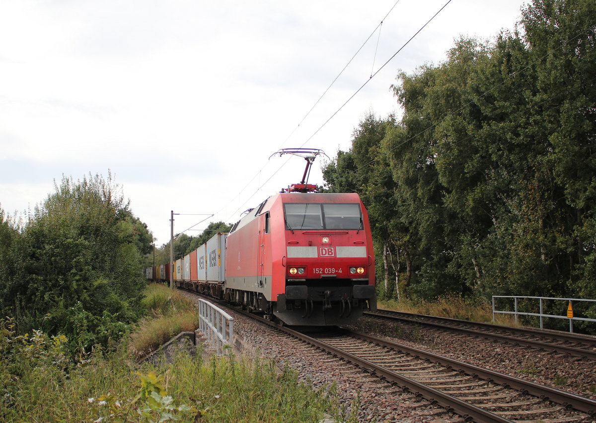 152 039-4 mit einem Containerzug am 2. September 2016 in Hamburg-Moorburg.