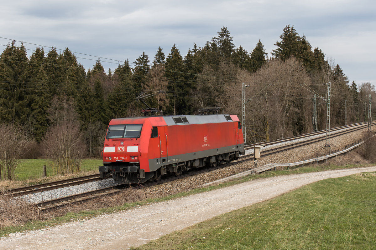 152 094-9 alleine unterwegs in Richtung Freilassing. Aufgenommen am 28. M�rz 2016 bei Sossau im Chiemgau.