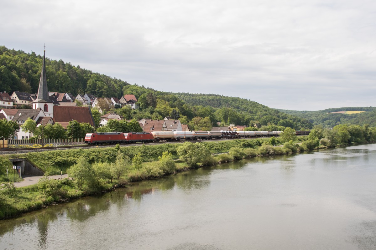 152 xxx und 185 xxx fahren am 15. Mai 2015 mit einem gemischten G�terzug an Wernfeld am Main vorbei.
