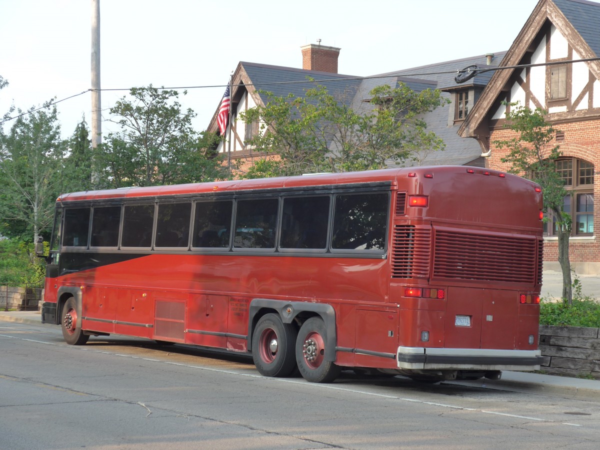 (153'087) - Midwest Motorcoach, Gurnee - P 792'771 - MCI am 18. Juli 2014 beim Bahnhof Lake Forest
