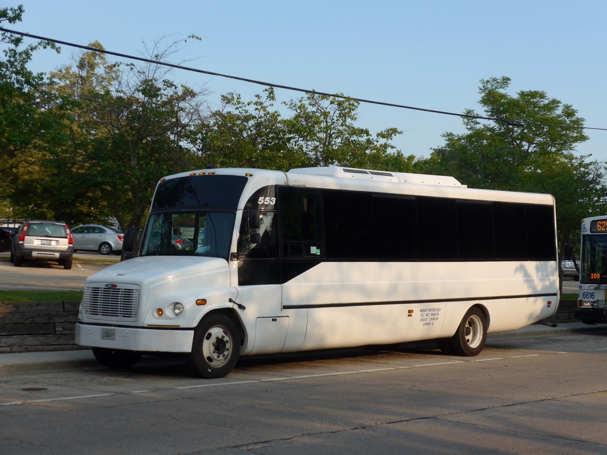 (153'089) - Midwest Motorcoach, Gurnee - Nr. 553/13'004 PT - ABC am 18. Juli 2014 beim Bahnhof Lake Forest