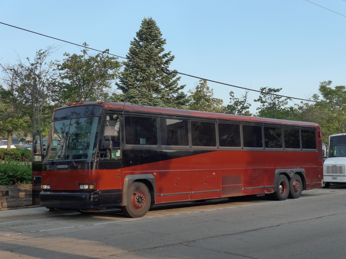 (153'090) - Midwest Motorcoach, Gurnee - P 792'771 - MCI am 18. Juli 2014 beim Bahnhof Lake Forest