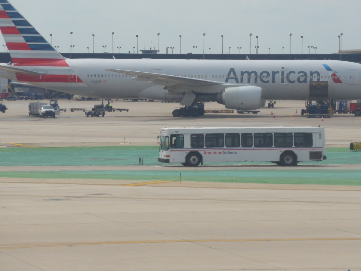 (153'429) - American Airlines - Nr. 1628 - Gillig am 20. Juli 2014 in Chicago, Airport O'Hare