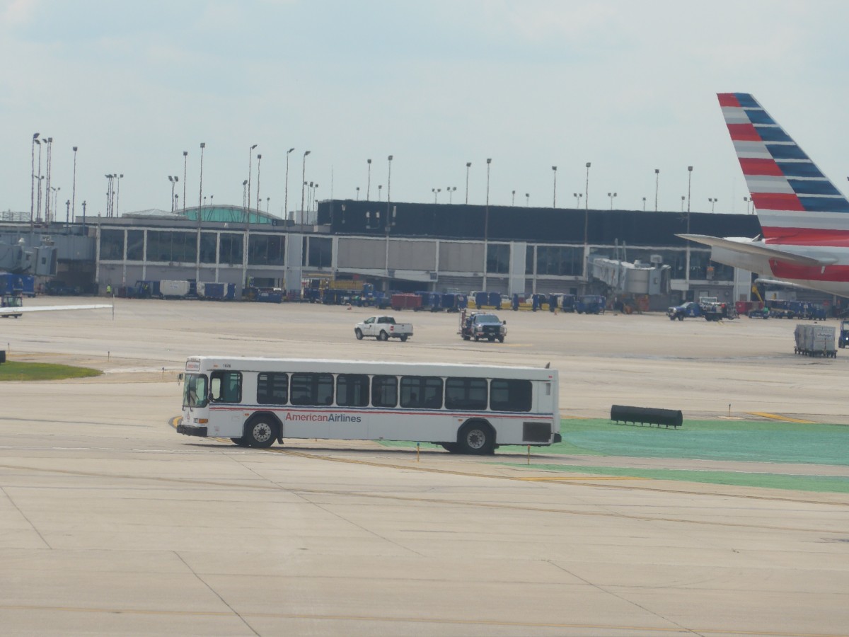 (153'430) - American Airlines - Nr. 1628 - Gillig am 20. Juli 2014 in Chicago, Airport O'Hare