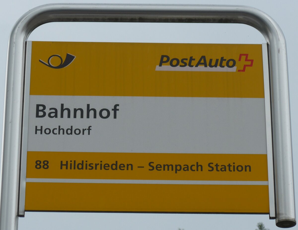 (153'535) - PostAuto-Haltestellenschild - Hochdorf, Bahnhof - am 2. August 2014