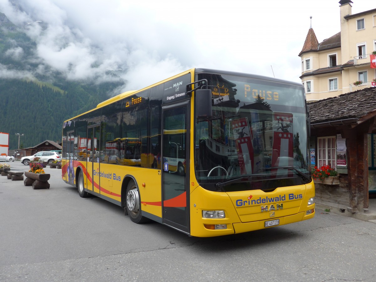 (153'591) - AVG Grindelwald - Nr. 13/BE 407'170 - MAN/Gppel am 3. August 2014 beim Bahnhof Grindelwald