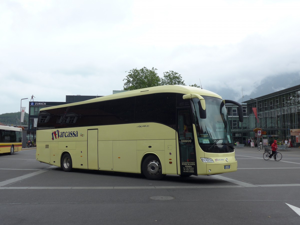 (153'596) - Aus Italien: Marcassa, Venezia - DE-347 HD - Irisbus am 3. August 2014 beim Bahnhof Interlaken Ost