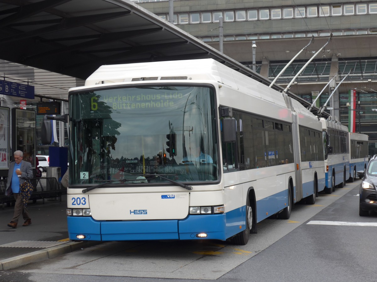 (153'991) - VBL Luzern - Nr. 203 - Hess/Hess Gelenktrolleybus am 19. August 2014 beim Bahnhof Luzern