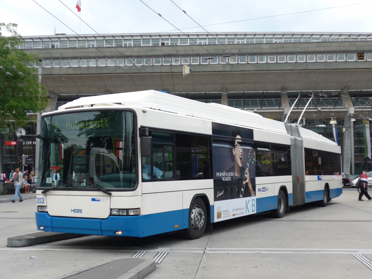 (154'064) - VBL Luzern - Nr. 202 - Hess/Hess Gelenktrolleybus am 19. August 2014 beim Bahnhof Luzern