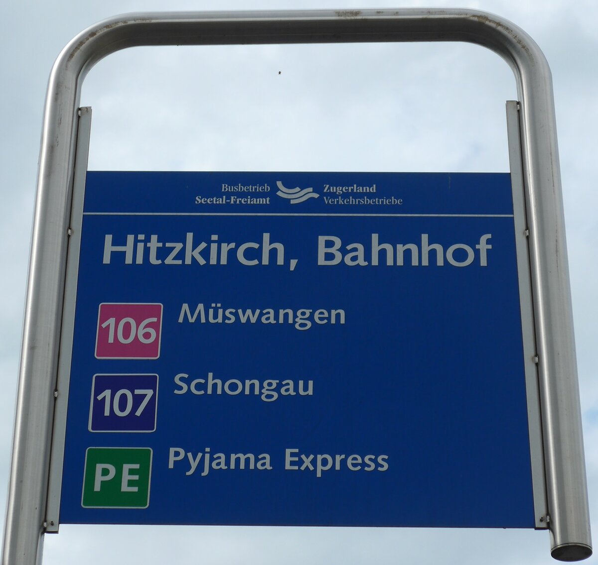 (154'135) - Busbetrieb Seetal-Freiamt/Zugerland Verkehrsbetriebe-Haltestellenschild - Hitzkirch, Bahnhof - am 19. August 2014