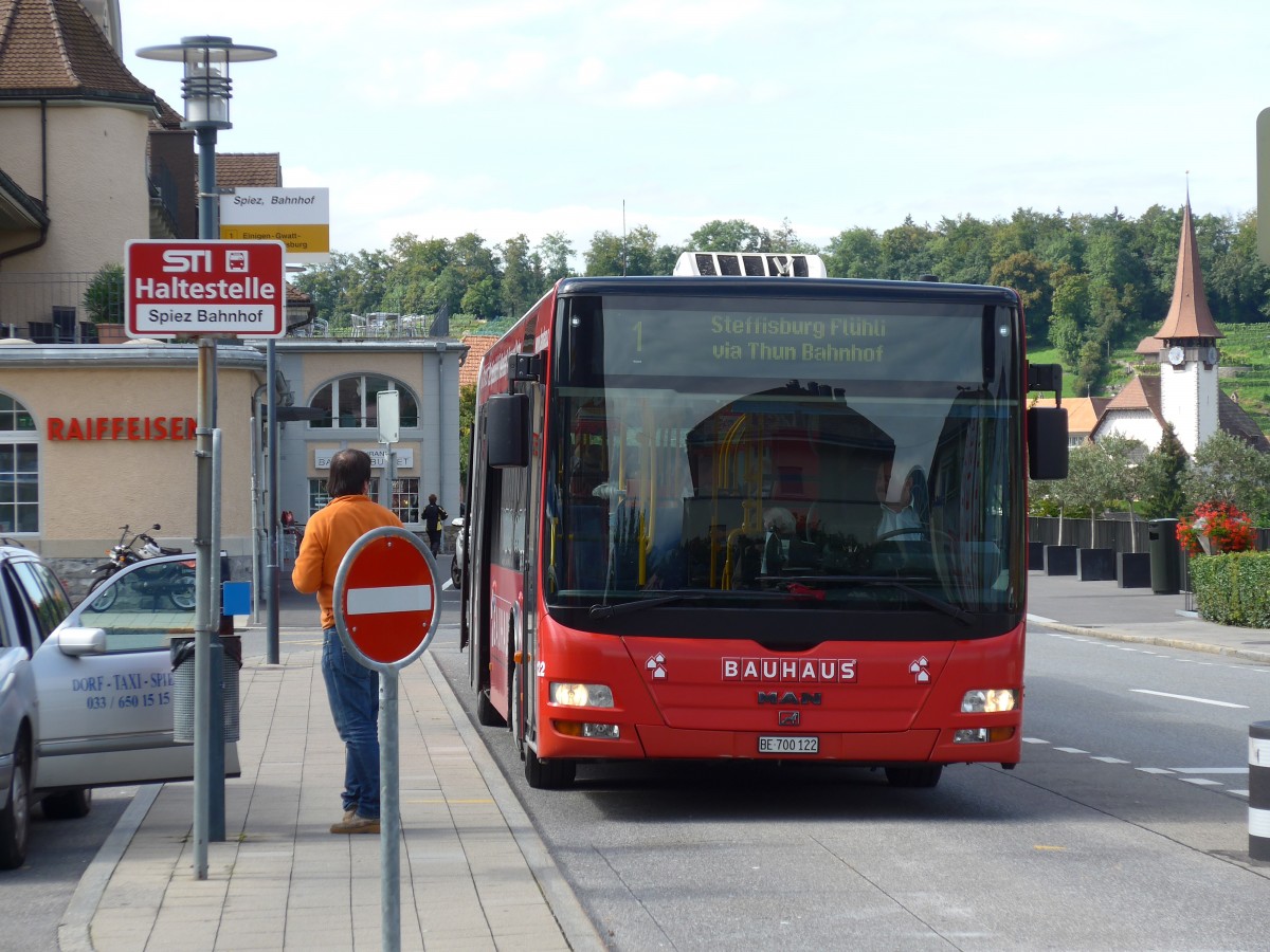(154'419) - STI Thun - Nr. 122/BE 700'122 - MAN am 24. August 2014 beim Bahnhof Spiez