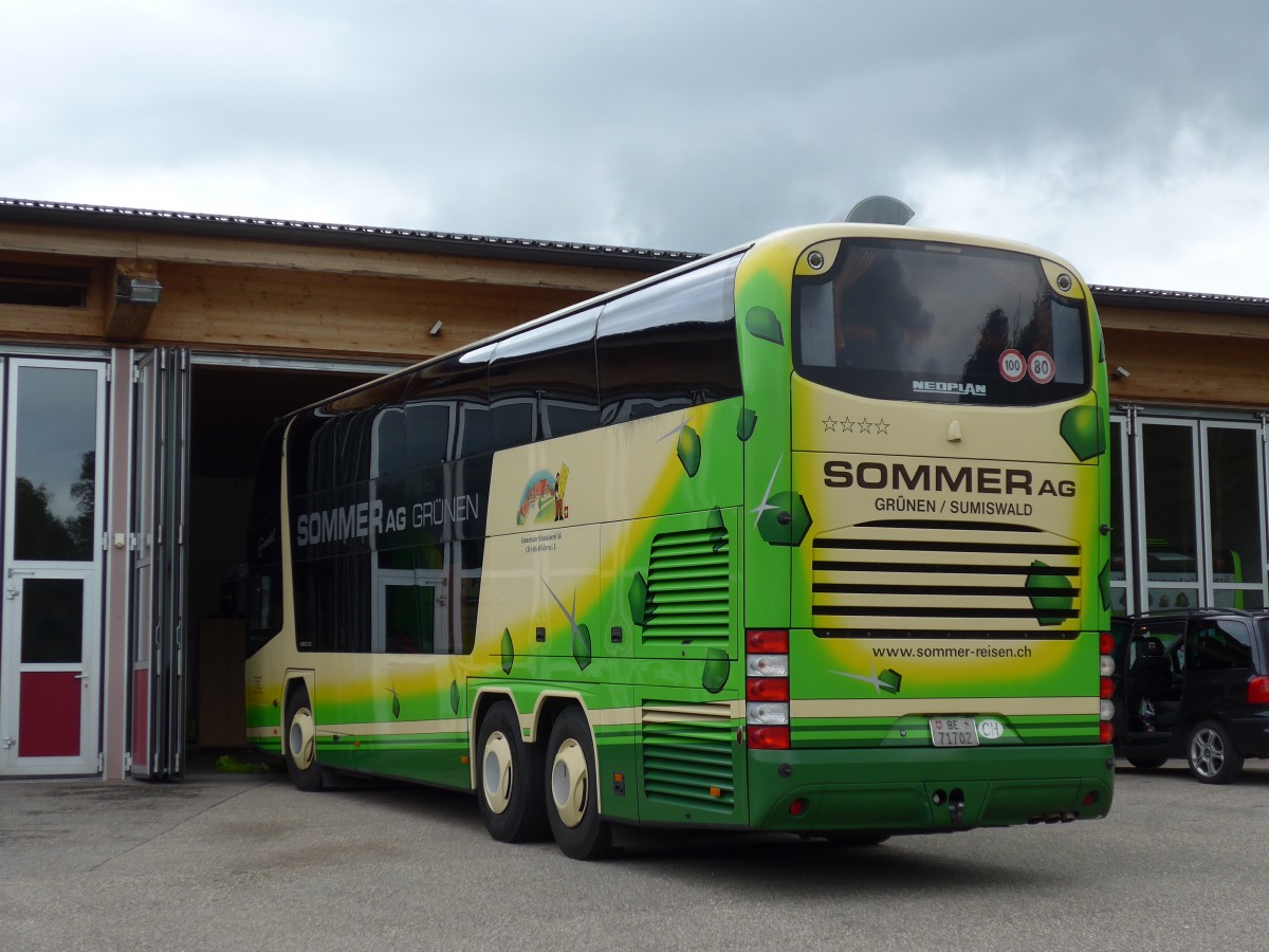 (154'469) - Sommer, Grnen - BE 71'702 - Neoplan am 30. August 2014 in Grnen, Garage