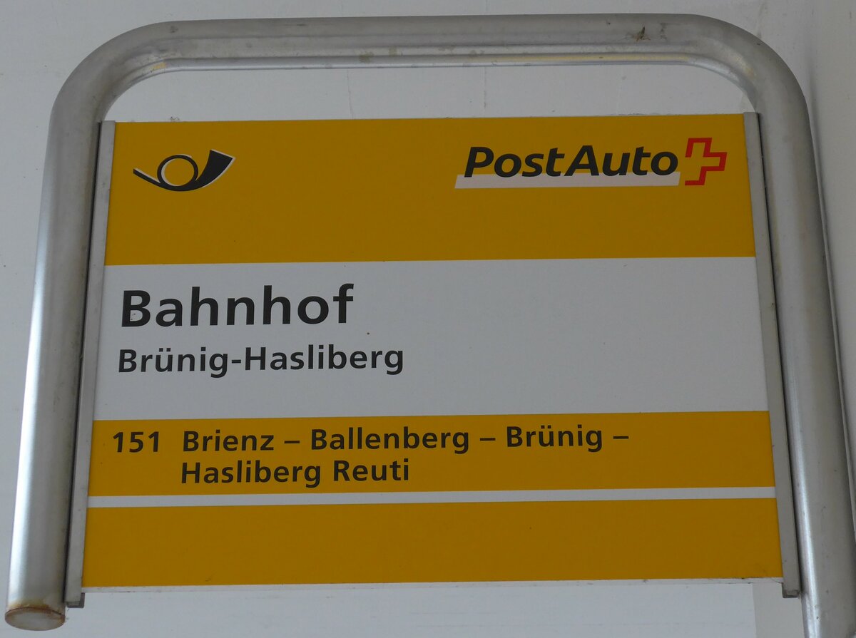 (154'674) - PostAuto-Haltestellenschild - Brnig-Hasliberg, Bahnhof - am 30. August 2014