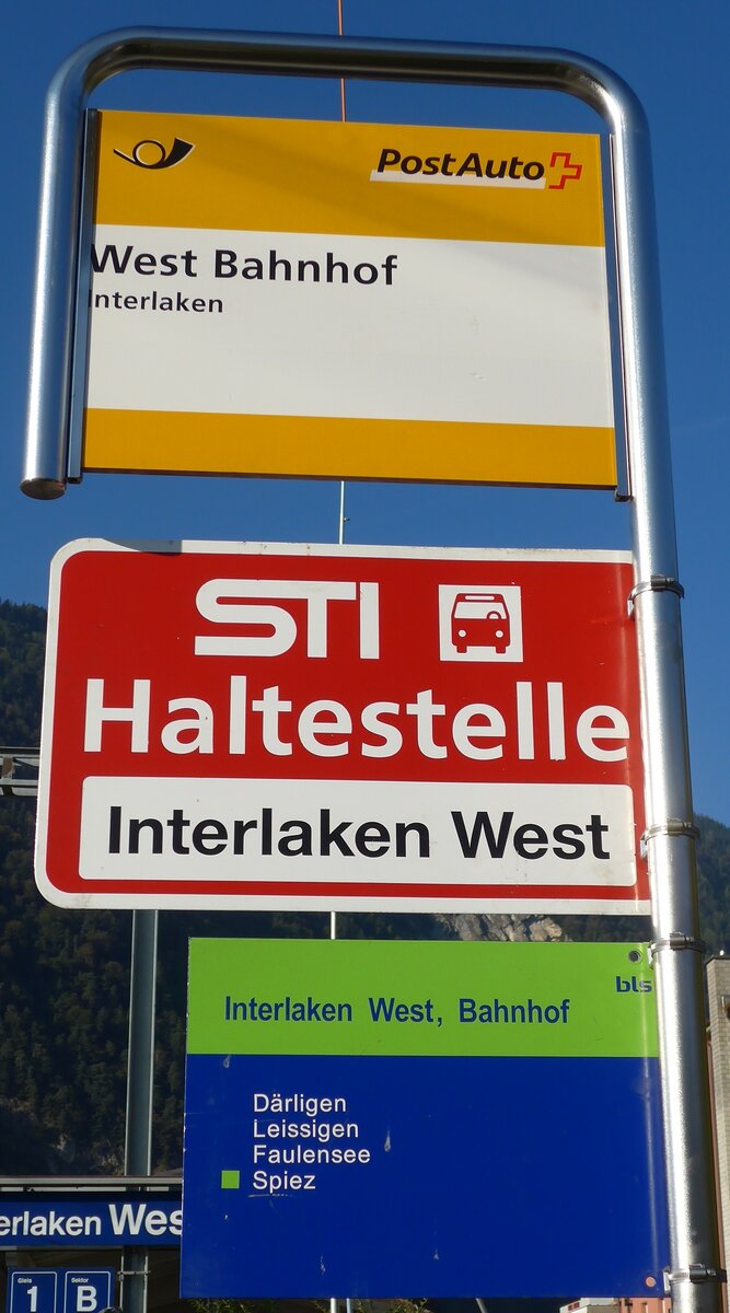(155'349) - PostAuto-Haltestellenschild - Interlaken, West Bahnhof + STI-Haltestellenschild - Intelkaen, Interlaken West + bls-Haltestellenschild - Interlaken, West Bahnhof - am 23. September 2014