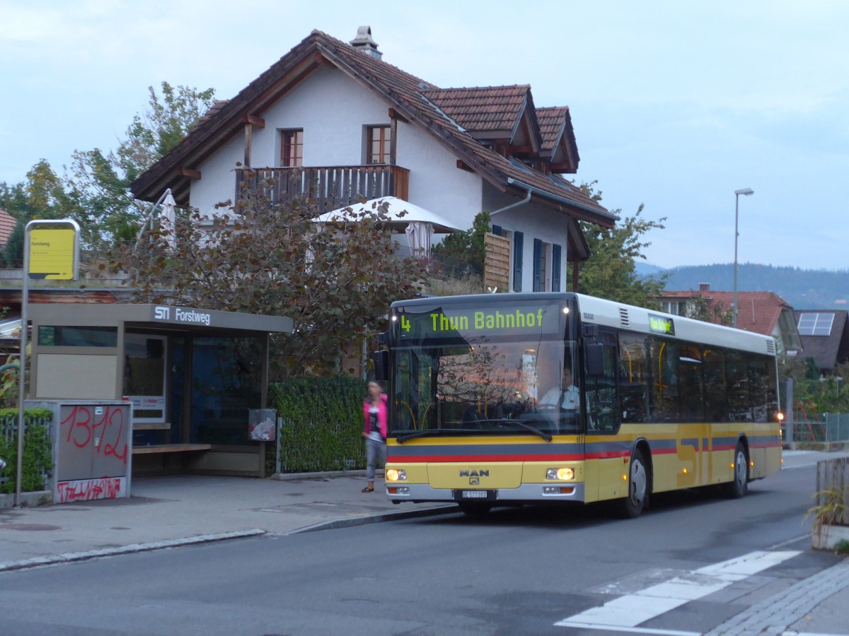 (155'424) - STI Thun - Nr. 97/BE 577'097 - MAN am 30. September 2014 in Thun-Lerchenfeld, Forstweg