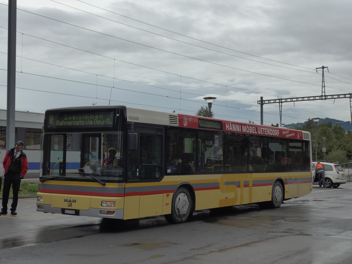 (155'713) - STI Thun - Nr. 98/BE 577'098 - MAN am 13. Oktober 2014 beim Bahnhof Wimmis