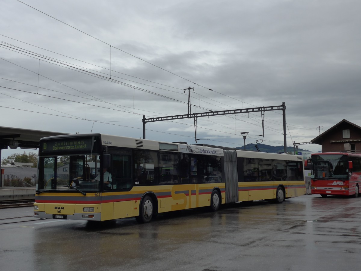 (155'717) - STI Thun - Nr. 103/BE 577'103 - MAN am 13. Oktober 2014 beim Bahnhof Wimmis