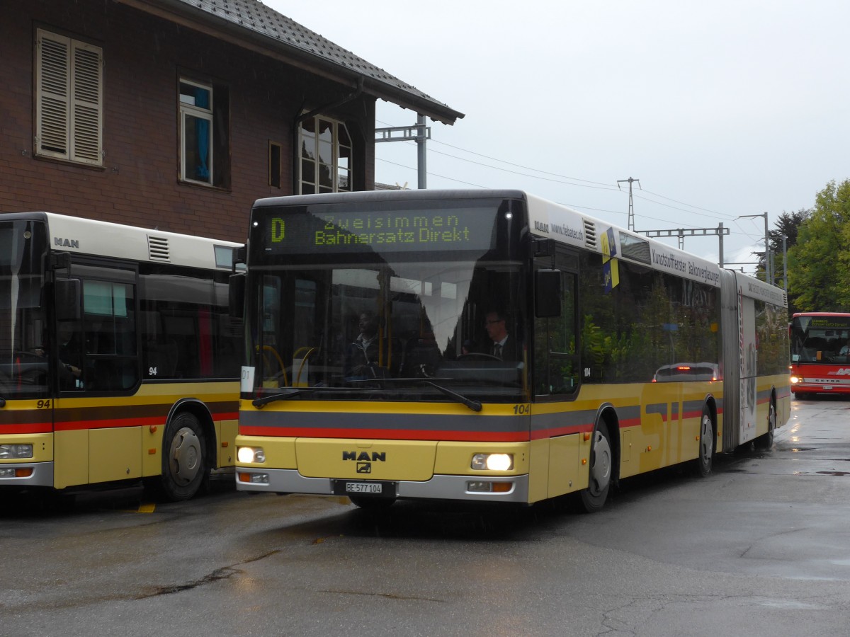 (155'733) - STI Thun - Nr. 104/BE 577'104 - MAN am 13. Oktober 2014 beim Bahnhof Wimmis