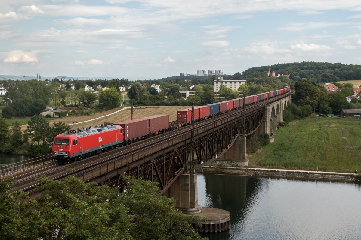 156 002 am 28. August 2015 auf der  Mariaorter-Brcke  bei Regensburg.