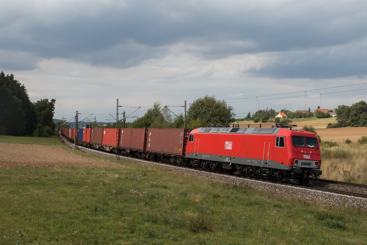 156 002 mit einem Containerzug am 28. August 2015 bei Sinngrn.