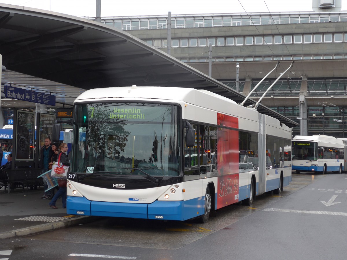 (156'045) - VBL Luzern - Nr. 217 - Hess/Hess Gelenktrolleybus am 25. Oktober 2014 beim Bahnhof Luzern