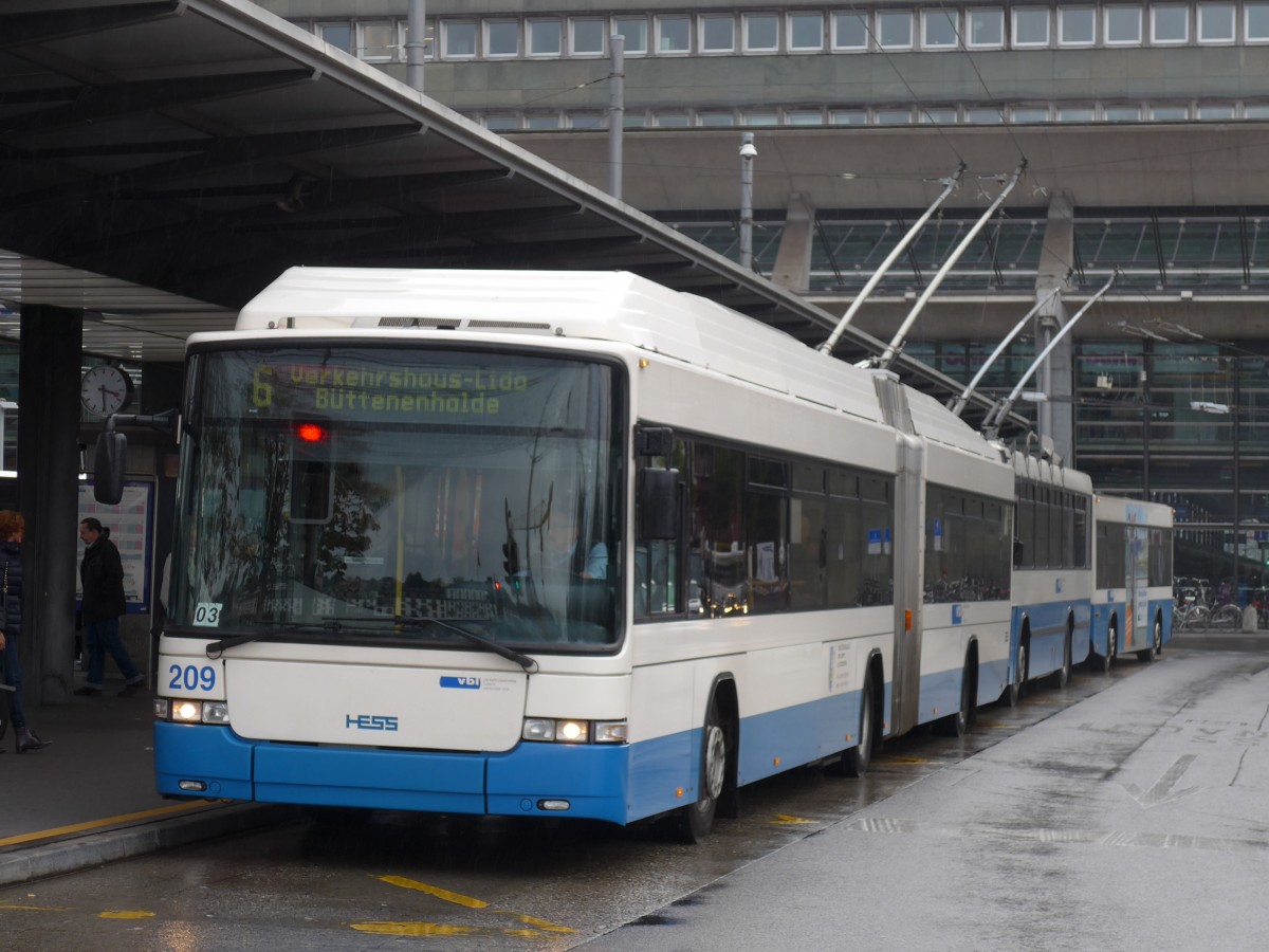 (156'057) - VBL Luzern - Nr. 209 - Hess/Hess Gelenktrolleybus am 25. Oktober 2014 beim Bahnhof Luzern
