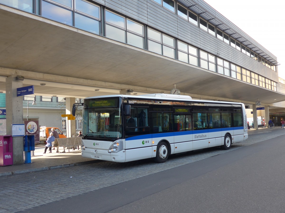 (156'262) - Ryffel, Uster - Nr. 77/ZH 26'344 - Irisbus am 28. Oktober 2014 beim Bahnhof Uster
