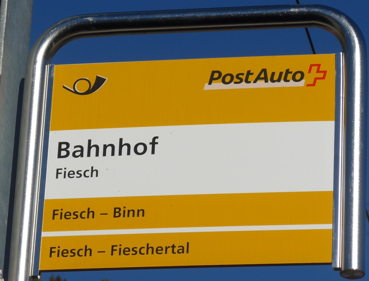 (156'345) - PostAuto-Haltestellenschild - Fiesch, Bahnhof - am 31. Oktober 2014