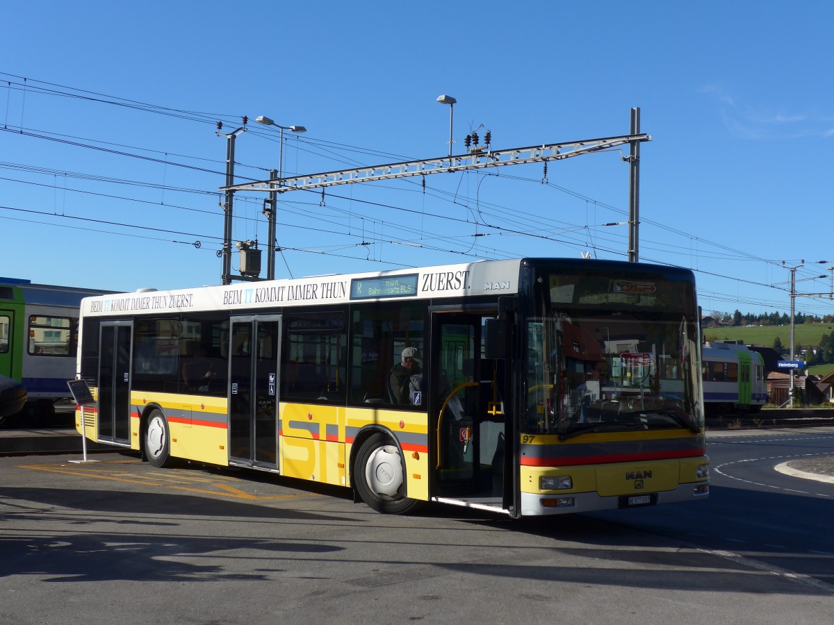 (156'414) - STI Thun - Nr. 97/BE 577'097 - MAN am 1. November 2014 beim Bahnhof Heimberg