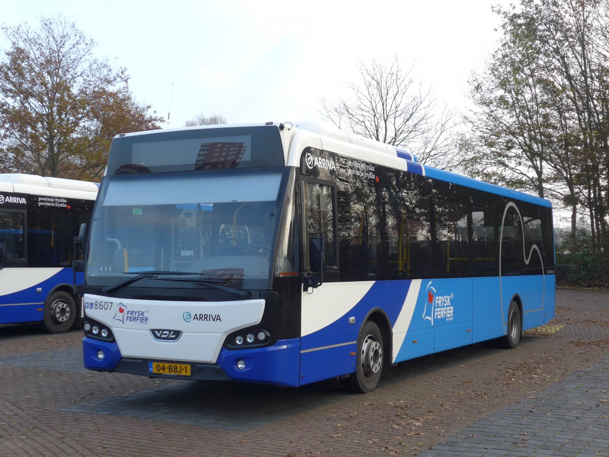 (156'979) - ARRIVA - Nr. 8607/04-BBJ-1 - VDL am 20. November 2014 beim Bahnhof Hoogeveen