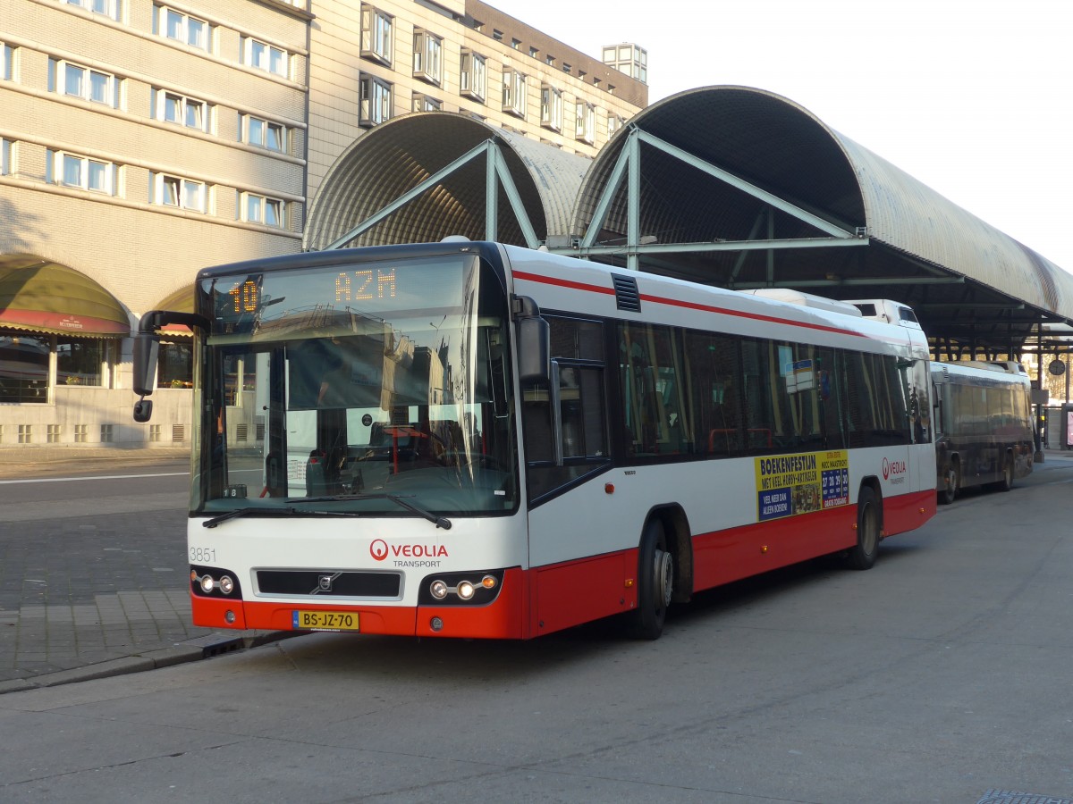 (157'115) - VEOLIA - Nr. 3851/BS-JZ-70 - Volvo am 21. November 2014 beim Bahnhof Maastricht