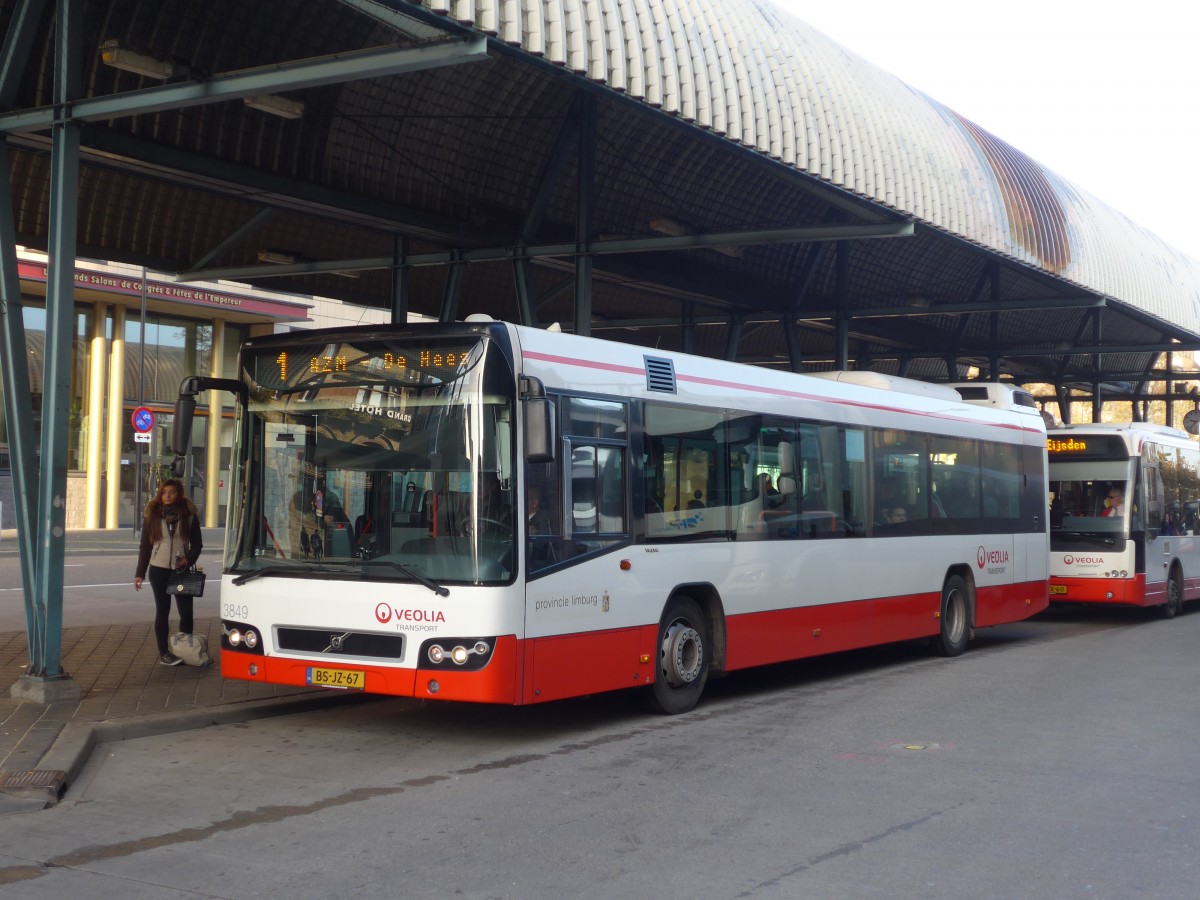 (157'122) - VEOLIA - Nr. 3849/BS-JZ-67 - Volvo am 21. November 2014 beim Bahnhof Maastricht