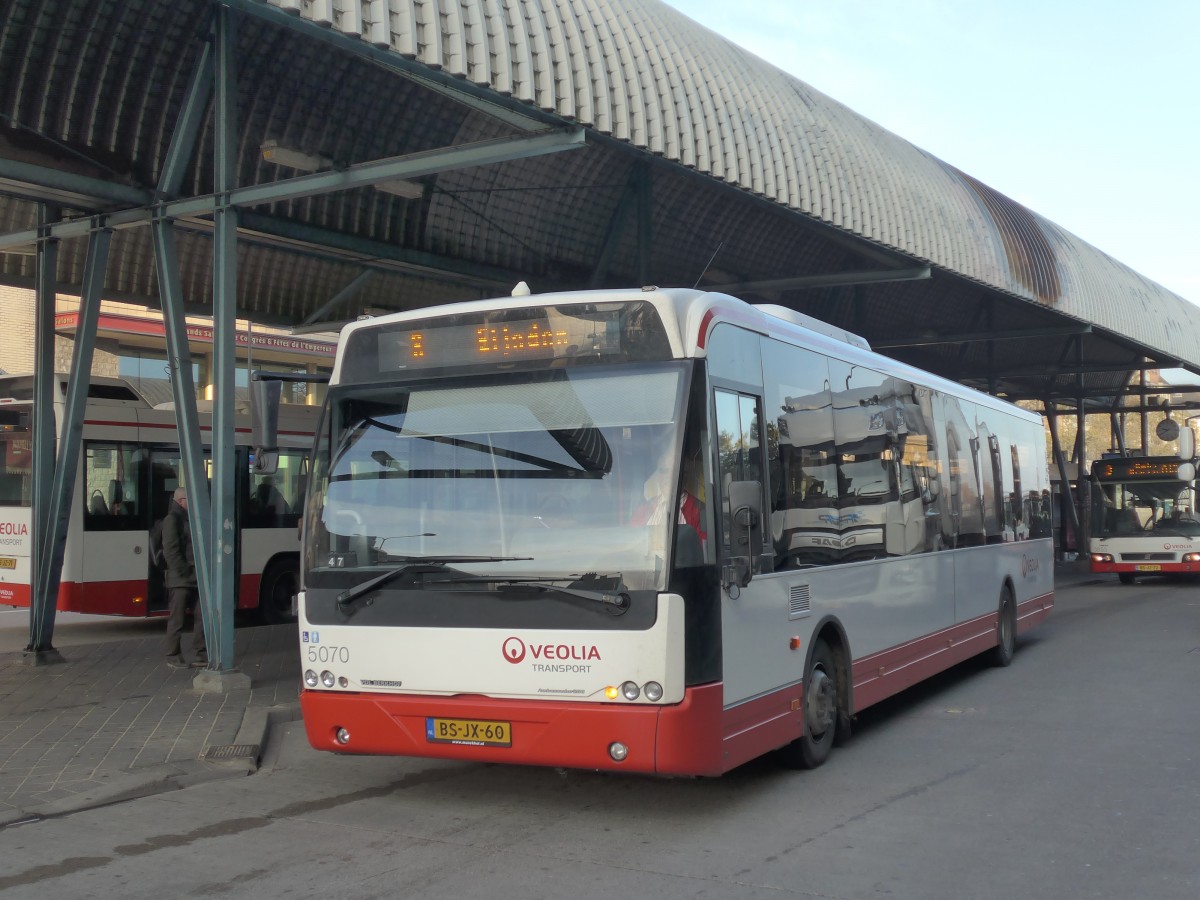 (157'124) - VEOLIA - Nr. 5070/BS-JX-60 - VDL Berkhof am 21. November 2014 beim Bahnhof Maastricht