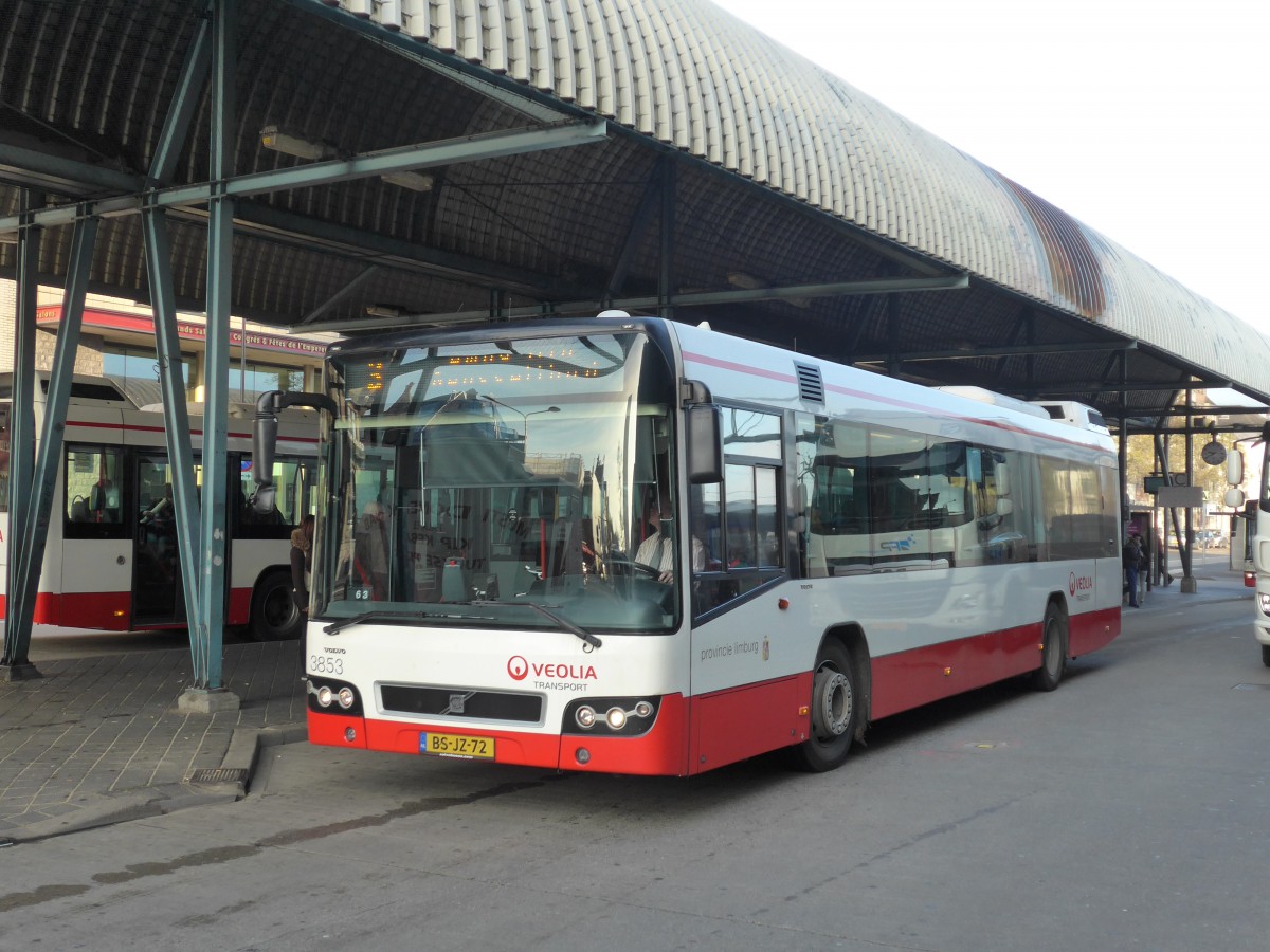 (157'125) - VEOLIA - Nr. 3853/BS-JZ-72 - Volvo am 21. November 2014 beim Bahnhof Maastricht